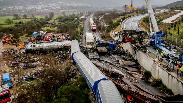 Ο ανακριτής ορίζει νέο πραγματογνώμονα για το τι προκάλεσε την έκρηξη μετά τη σύγκρουση των τρένων στα Τέμπη
