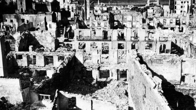 26 Απριλίου 1937 : Στη διάρκεια του Ισπανικού Εμφυλίου πολέμου βομβαρδίζεται η Γκουέρνικα από τους Γερμανούς, ανοίγοντας μία νέα θλιβερή σελίδα στην ιστορία των πολέμων 