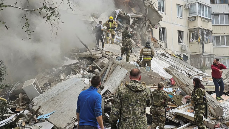 Ρωσία: «Βάρβαρος» ο βομβαρδισμός από τους Ουκρανούς ενός συγκροτήματος διαμερισμάτων στο Μπέλγκοροντ
