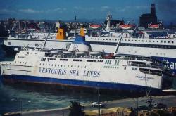 Βυθίζεται πλοίο στο λιμάνι του Πειραιά