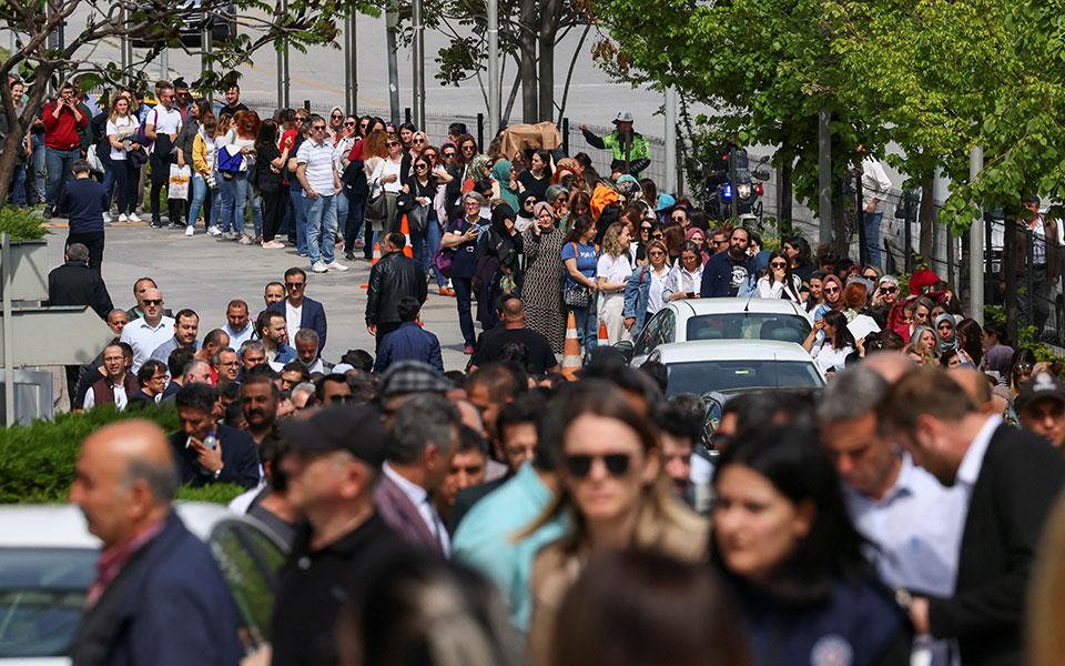 Τεράστιες ουρές έξω από τα εκλογικά τμήματα λίγο πριν κλείσουν ι κάλπες