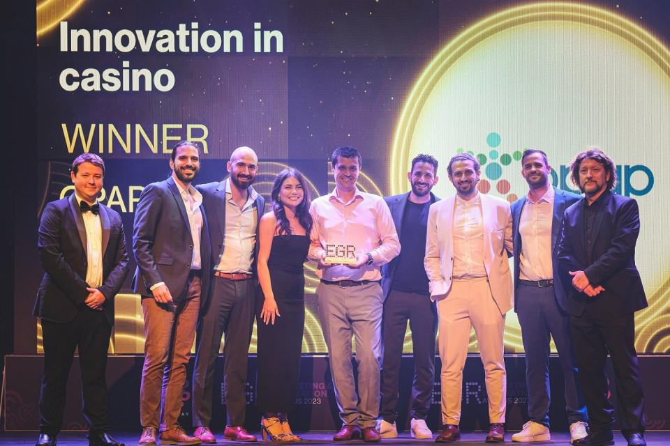  H ομάδα του ΟΠΑΠ παραλαμβάνει το βραβείο "Innovation in Online Casino" 