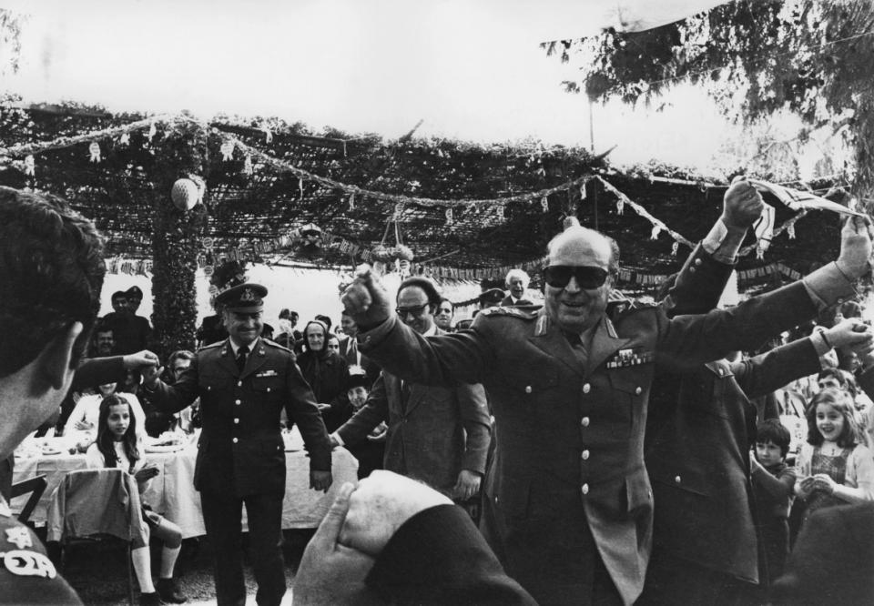  Ο Δημήτριος Ιωαννίδης (1923 - 2010), αρχηγός της Ελληνικής Στρατιωτικής  Αστυνομίας (ΕΣΑ), χορεύει σε πασχαλινή γιορτή στην Ελλάδα τον Απρίλιο  του 1974. Φωτογραφία: Keystone/Hulton Archive/Getty Images/Ideal Images.              