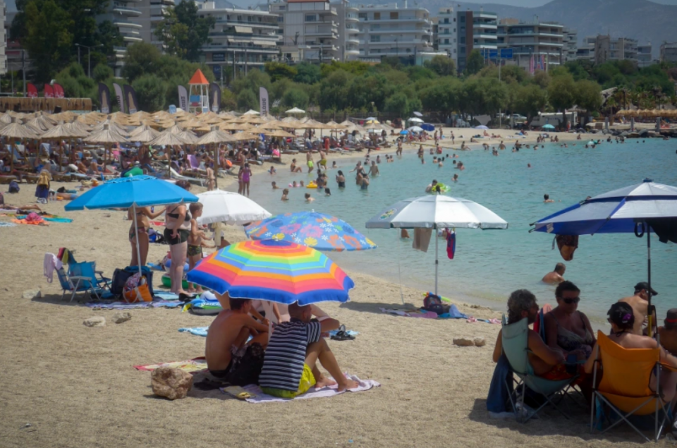 Καύσωνας: Ξεχύθηκαν στις παραλίες οι Αθηναίοι για μία «ανάσα δροσιάς»