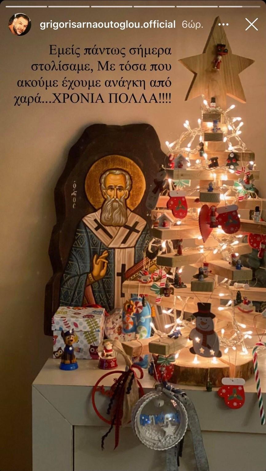 Ο Γρηγόρης Αρναούτογλου στόλισε το Χριστουγεννιάτικο δέντρο του