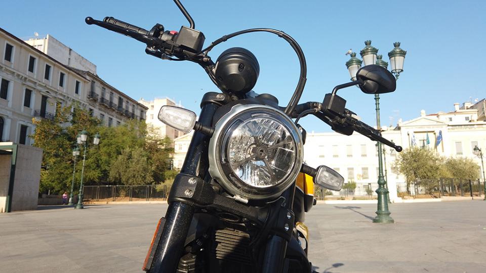 Ducati Scrambler Full Throttle: Τέρμα τα γκάζια με μια sexy Ιταλίδα