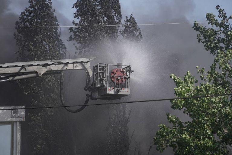 Μαίνεται η φωτιά στο εργοστάσιο πλαστικών στην Μεταμόρφωση Αττικής