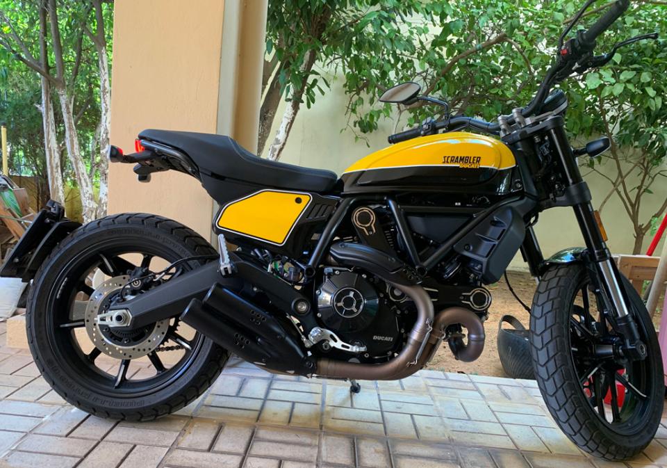 Ducati Scrambler Full Throttle: Τέρμα τα γκάζια με μια sexy Ιταλίδα