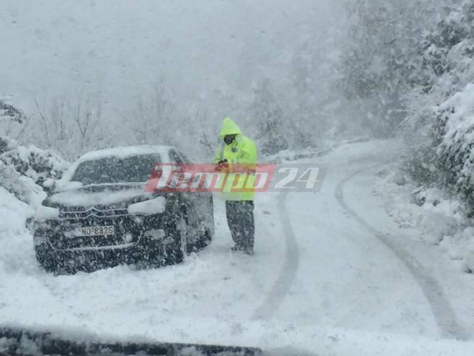 Λεωφορείο γεμάτο επιβάτες εγκλωβίστηκε λόγω χιονοθύελλας στην Εθνική οδό