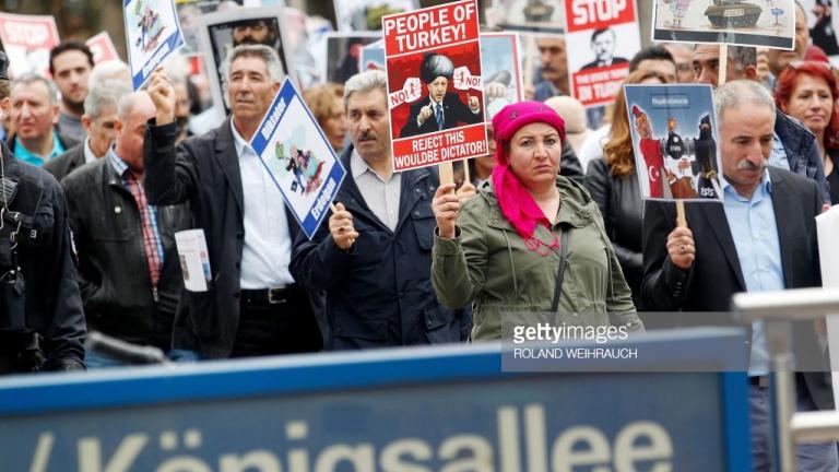 Γερμανία: Διαδηλωτές στους δρόμους της χώρας ενόψει της επίσκεψης Ερντογάν - Αντιδράσεις και από βουλευτές