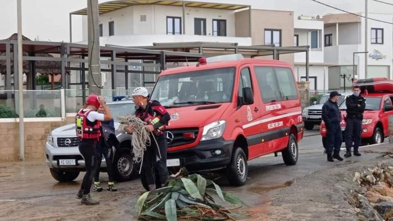 Κρήτη: Έχουν διαλυθεί τα οδικά δίκτυα στη Χερσόνησο – Ζημιές εκατομμυρίων ευρώ - Πυροσβέστες μετέφεραν έγκυο γυναίκα στο μαιευτήριο (ΦΩΤΟ)