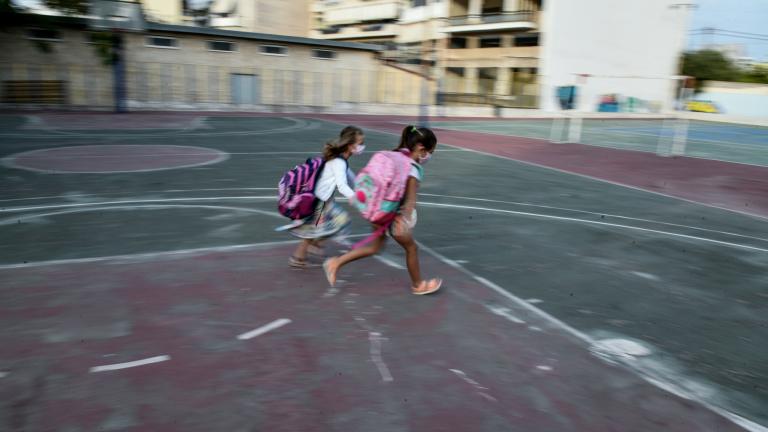 Επιστροφή στα θρανία για χιλιάδες μαθητές των δημοτικών, γυμνασίων και λυκείων (ΦΩΤΟ)