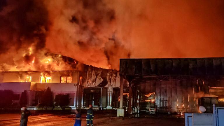 Λαμία: Έλεγχοι από κλιμάκιο του ΕΦΕΤ στις εγκαταστάσεις του εργοστασίου που γλύτωσαν από την πυρκαγιά