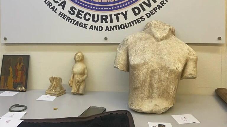 ΕΛΑΣ: Αποκαλύφθηκε κύκλωμα αρχαιοκάπηλων — Αστυνομικός υποδύθηκε τον αγοραστή — Βρέθηκε σπάνιο χρυσό νόμισμα και Κούρος