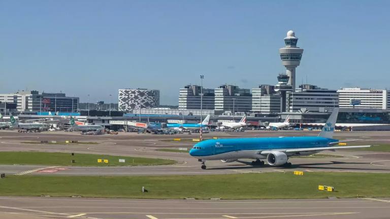 Φριχτό ατύχημα στο αεροδρόμιο του Άμστερνταμ – Κινητήρας αεροπλάνου «ρούφηξε» άνθρωπο
