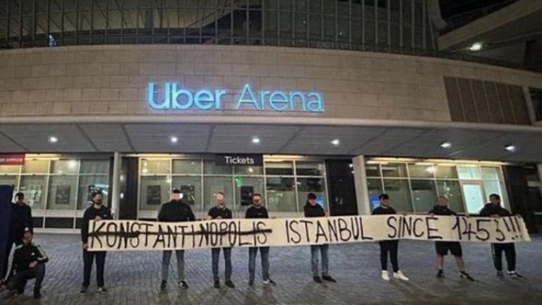 Euroleague Final-4: Προκλητικά πανό Τούρκων οπαδών έξω από την Uber Arena