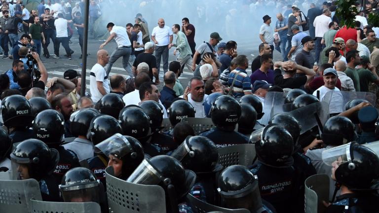 Αρμενία: Βίαια επεισόδια σε αντικυβερνητική διαδήλωση στο Ερεβάν με δεκάδες τραυματίες