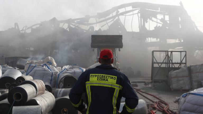 Κάτω Κηφισιά: Υπο έλεγχο η φωτιά που ξέσπασε σε εργοστάσιο μετά από έκρηξη – Αποπνικτική η ατμόσφαιρα