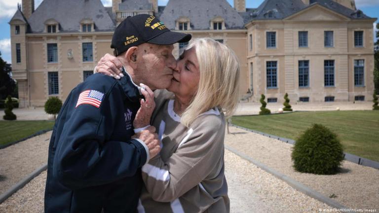 Ο έρως χρόνια δεν κοιτά: Βετεράνος του Β΄ Παγκοσμίου πολέμου παντρεύτηκε την αγαπημένη του στα 100
