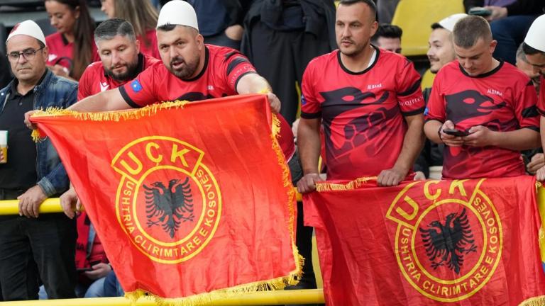 Euro 2024: Προκλητική συμπεριφορά Αλβανών οπαδών — Σήκωσαν πανό της «Μεγάλης Αλβανίας» και σημαίες του UCK