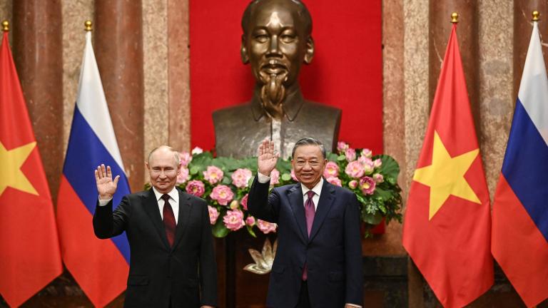 Βλ. Πούτιν: Υπέγραψε αμυντική συμφωνία με την Πιονγκγιάνγκ, επισκέπτεται σήμερα το Βιετνάμ