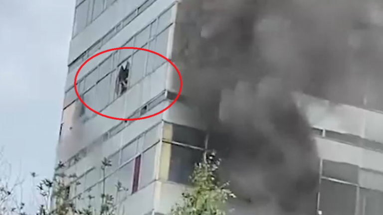 Ρωσία: Εγκλωβισμένοι άνθρωποι σε φλεγόμενο κτήριο – Σπάνε τζάμια για να σωθούν από τις φλόγες 