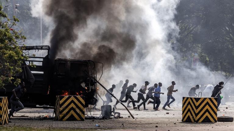 Κένυα: Σκηνές χάους και βίας στους δρόμους - Διαδηλωτές εισέβαλαν στο Κοινοβούλιο