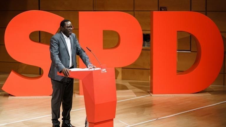 Γερμανία: Εγκαταλείπει την Μπούντεσταγκ ο πρώτος αφρικανός βουλευτής — Λάμβανε επιστολές μίσους, ρατσιστικές απειλές και σφαίρες
