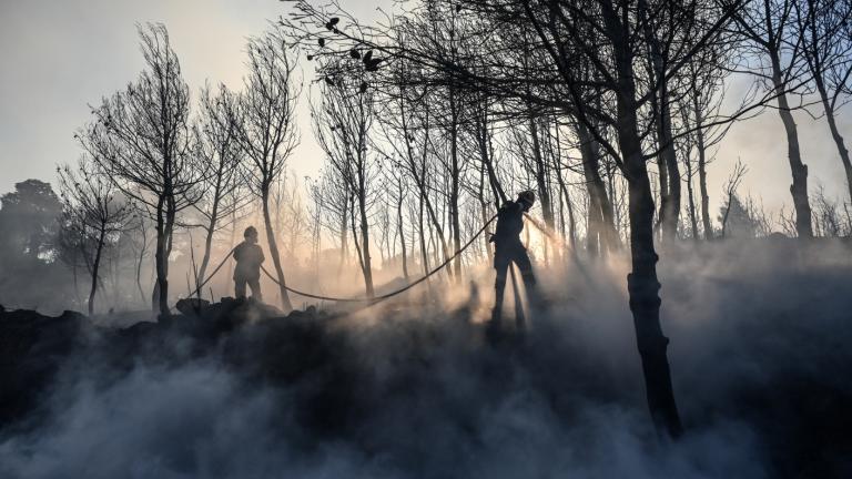 Xωρίς ενεργό μέτωπο η φωτιά στη Σταμάτα – Συνεχίζουν να επιχειρούν ισχυρές επίγειες δυνάμεις στην Κερατέα