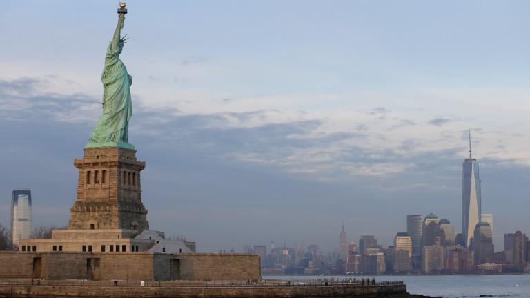 Νέα Υόρκη: Μετεωρίτης πέρασε πάνω από το άγαλμα της Ελευθερίας — Τι αναφέρει η NASA
