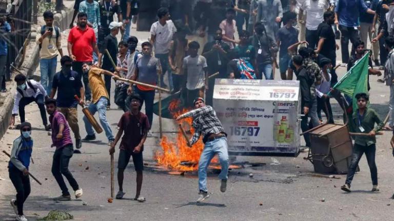 Μπανγκλαντές: Διαδηλωτές εισέβαλαν σε φυλακή και απελευθέρωσαν κρατουμένους - Τουλάχιστον 75 οι νεκροί από την αρχή του μήνα