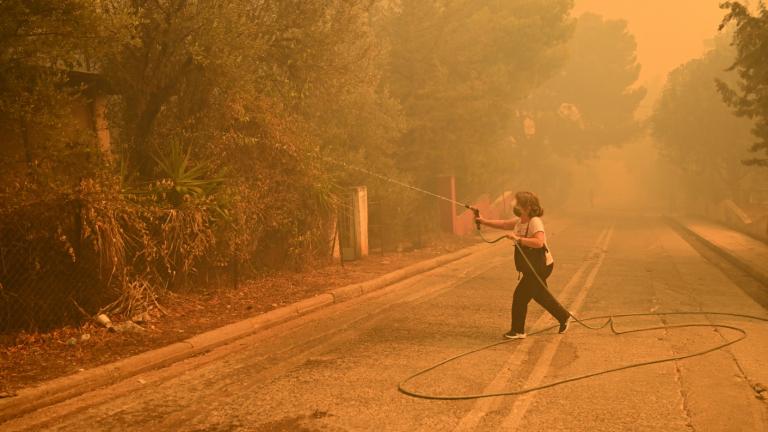 Φωτιά στην Βορειοανατολική Αττική: Σε Πεντέλη, Γραμματικό, Μαραθώνα τα κύρια μέτωπα - Προληπτική εκκένωση του «Αμαλία Φλέμινγκ»