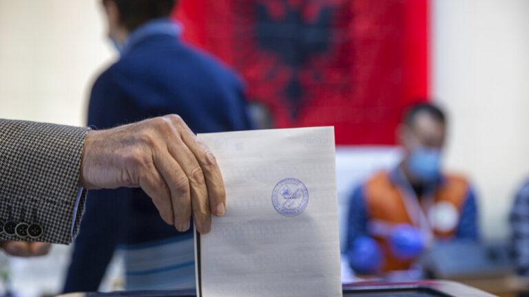 Επαναληπτικές εκλογές στη Χειμάρρα: Χαμηλή συμμετοχή και καταγγελίες για εξαγορά ψήφων και εκβιασμούς