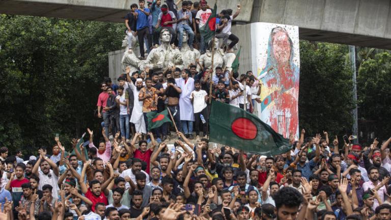 Χάος στο Μπανγκλαντες: Τουλάχιστον 66 νεκροί – Διαδηλωτές πανηγυρίζουν την παραίτηση της πρωθυπουργού Χασίνα