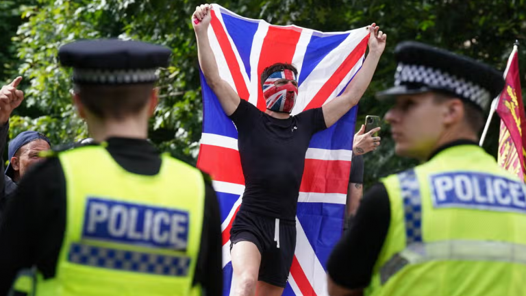 Βρετανία: Νέα βίαια επεισόδια ακροδεξιών και δεκάδες συλλήψεις