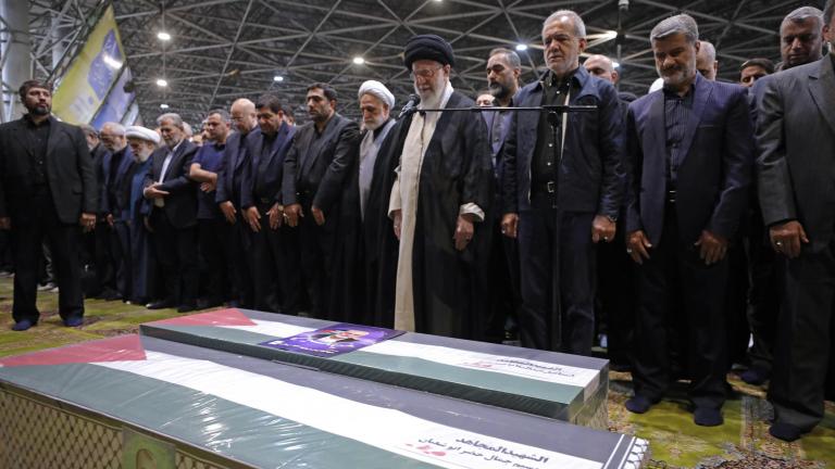Καζάνι που βράζει η Μέση Ανατολή: Χιλιάδες κόσμου στην κηδεία Χανίγια στην Τεχεράνη — «Εκδίκηση» κατά του Ισραήλ ορκίζεται ο Χαμενεϊ 