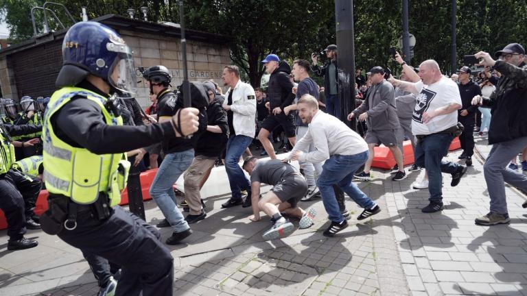 Βρετανία: Βίαια επεισόδια μεταξύ αντιρατσιστών και ακροδεξιών από το Λίβερπουλ ως το Μπέλφαστ