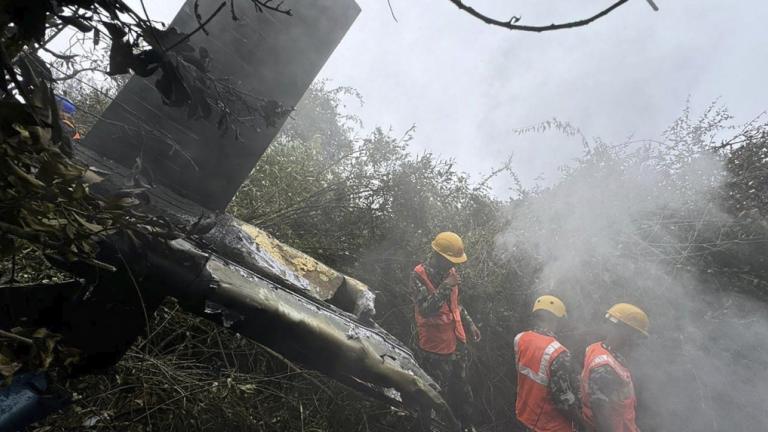 Νεκροί και οι πέντε επιβαίνοντες ελικοπτέρου που συνετρίβη σε δάσος του Νεπάλ