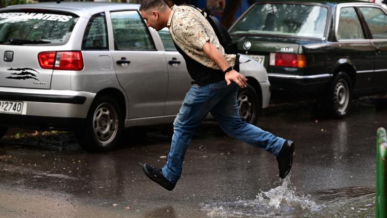 Κακοκαιρία Atena: «Πνίγηκαν» περιοχές στην Αττική, πού θα «χτυπήσει» σήμερα 