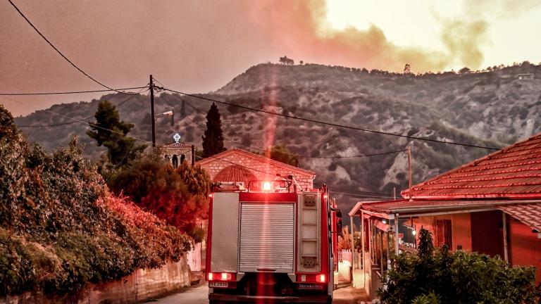 Κορινθία: Μάχη με τις αναζωπυρώσεις — Μηνύματα 112 για εκκένωση χωριών