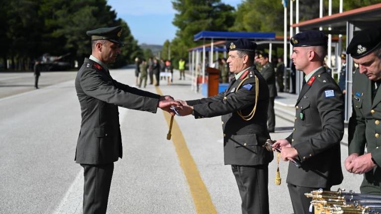 ΓΕΣ: Απονομή ξιφών σε αξιωματικούς του Στρατού Ξηράς