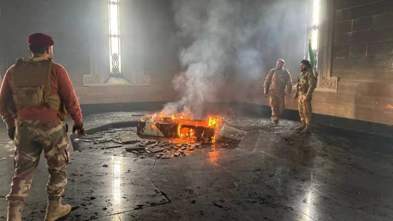 Συρία: Πυρπόλησαν τον τάφο του Χαφέζ αλ-Άσαντ, αναφέρει το Γαλλικό Πρακτορείο