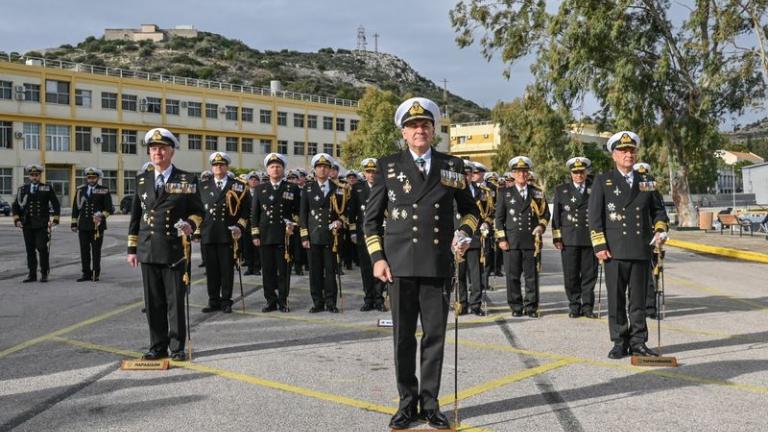  Α/ΓΕΝ Αντιναύαρχος Κατάρας ΠΝ: Παράδοση – παραλαβή καθηκόντων Αρχηγού Στόλου στο Ναύσταθμο Σαλαμίνος από τον Αντιναύαρχο Π.Κουλούρη στον Αντιναύαρχο Χρ.Σασιάκο