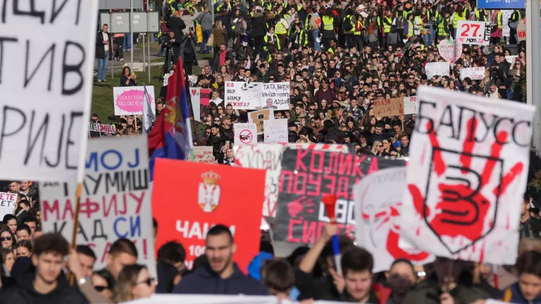 Σερβία: Παραιτήθηκε, υπό το βάρος των μαζικών διαδηλώσεων, ο πρωθυπουργός Μίλος Βούτσεβιτς