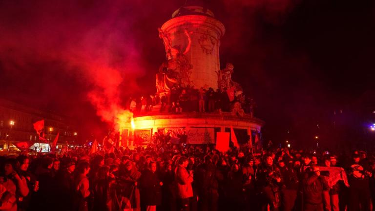 Χιλιάδες Γάλλοι στους δρόμους πανηγυρίζουν τον θάνατο του Λεπέν