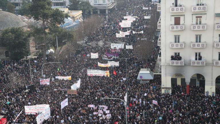 Συγκεντρώσεις για τα Τέμπη: Πλήθος κόσμου στη Θεσσαλονίκη με αίτημα την απόδοση δικαιοσύνης