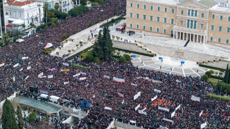 Δύο χρόνια από την τραγωδία των Τεμπών: Μεγαλειώδεις συγκεντρώσεις σε όλη την Ελλάδα - «Βούλιαξε» το κέντρο της Αθήνας - Επεισόδια από κουκουλοφόρους