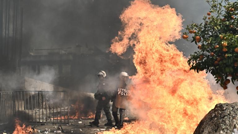 Μεγάλες συγκεντρώσεις για τα Τέμπη: Ένταση και επεισόδια από κουκουλοφόρους σε Σύνταγμα και Θεσσαλονίκη