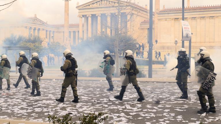 Επεισόδια στο Σύνταγμα: Τραυματίστηκε φωτορεπόρτερ του Αθηναϊκού-Μακεδονικού Πρακτορείου Ειδήσεων