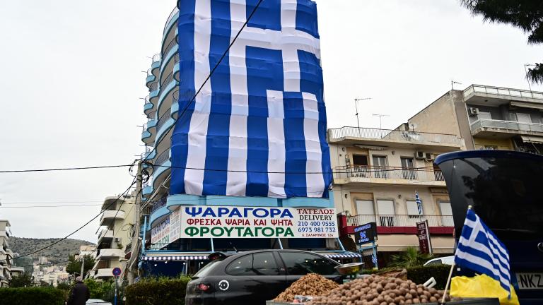 25η Μαρτίου: Γιγαντιαία ελληνική σημαία 220 τετραγωνικών σε πολυκατοικία στο Κερατσίνι